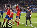 14.07.2024, Fussball UEFA EURO 2024, Finale im Berliner Olympiastadion, Spanien - England, Spanien ist Europameister nach dem 2:1 Sieg. nach der Siegerehrung feiern die Spanier bei den Fans ihren Triumph. v.li: Dani Olmo (li, Spanien), Fermin (Spanien) und Marc Cucurella (Spanien) prsentieren den Fans stolz den Pokal, re: Torwart David Raya (Spanien) 
