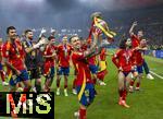 14.07.2024, Fussball UEFA EURO 2024, Finale im Berliner Olympiastadion, Spanien - England, Spanien ist Europameister nach dem 2:1 Sieg. nach der Siegerehrung feiern die Spanier bei den Fans ihren Triumph. Alejandro Grimaldo (Spanien) stemmt stolz den Pokal hoch.
