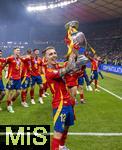 14.07.2024, Fussball UEFA EURO 2024, Finale im Berliner Olympiastadion, Spanien - England, Spanien ist Europameister nach dem 2:1 Sieg. nach der Siegerehrung feiern die Spanier bei den Fans ihren Triumph. Alejandro Grimaldo (Spanien) stemmt stolz den Pokal hoch.
