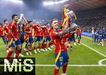 14.07.2024, Fussball UEFA EURO 2024, Finale im Berliner Olympiastadion, Spanien - England, Spanien ist Europameister nach dem 2:1 Sieg. nach der Siegerehrung feiern die Spanier bei den Fans ihren Triumph. Alejandro Grimaldo (Spanien) stemmt stolz den Pokal hoch.
