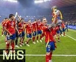 14.07.2024, Fussball UEFA EURO 2024, Finale im Berliner Olympiastadion, Spanien - England, Spanien ist Europameister nach dem 2:1 Sieg. nach der Siegerehrung feiern die Spanier bei den Fans ihren Triumph. Alejandro Grimaldo (Spanien) stemmt stolz den Pokal hoch.
