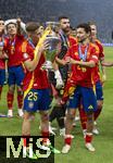 14.07.2024, Fussball UEFA EURO 2024, Finale im Berliner Olympiastadion, Spanien - England, Spanien ist Europameister nach dem 2:1 Sieg. nach der Siegerehrung feiern die Spanier bei den Fans ihren Triumph. Fermin (li, Spanien) ksst den Pokal, re: Jesus Navas (Spanien) 
