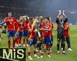 14.07.2024, Fussball UEFA EURO 2024, Finale im Berliner Olympiastadion, Spanien - England, Spanien ist Europameister nach dem 2:1 Sieg. nach der Siegerehrung feiern die Spanier bei den Fans ihren Triumph. Fermin (Spanien) ksst den Pokal, Rodri (Spanien), Alex Remiro (Spanien), Jesus Navas (Spanien) 
