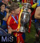 14.07.2024, Fussball UEFA EURO 2024, Finale im Berliner Olympiastadion, Spanien - England, Spanien ist Europameister nach dem 2:1 Sieg. nach der Siegerehrung feiern die Spanier bei den Fans ihren Triumph. Dani Olmo (Spanien) ksste den Pokal.
