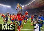 14.07.2024, Fussball UEFA EURO 2024, Finale im Berliner Olympiastadion, Spanien - England, Spanien ist Europameister nach dem 2:1 Sieg. nach der Siegerehrung feiern die Spanier bei den Fans ihren Triumph. Rodri (Spanien) stemmt den Pokal hoch.
