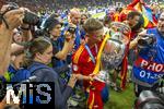 14.07.2024, Fussball UEFA EURO 2024, Finale im Berliner Olympiastadion, Spanien - England, Spanien ist Europameister nach dem 2:1 Sieg. nach der Siegerehrung feiern die Spanier bei den Fans ihren Triumph. Dani Olmo (Spanien) ksste den Pokal.
