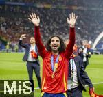 14.07.2024, Fussball UEFA EURO 2024, Finale im Berliner Olympiastadion, Spanien - England, Spanien ist Europameister nach dem 2:1 Sieg. nach der Siegerehrung feiern die Spanier bei den Fans ihren Triumph. Marc Cucurella (Spanien) jubelt 
