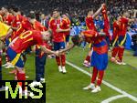 14.07.2024, Fussball UEFA EURO 2024, Finale im Berliner Olympiastadion, Spanien - England, Spanien ist Europameister nach dem 2:1 Sieg. nach der Siegerehrung feiern die Spanier bei den Fans ihren Triumph. li: Dani Olmo (Spanien) und Lamine Yamal (re, Spanien) verneigen sich voreinander.
