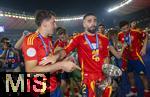 14.07.2024, Fussball UEFA EURO 2024, Finale im Berliner Olympiastadion, Spanien - England, Spanien ist Europameister nach dem 2:1 Sieg. nach der Siegerehrung feiern die Spanier bei den Fans ihren Triumph. v.li: Nacho (Spanien), Daniel Carvajal (Spanien) mit dem Pokal.
