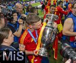 14.07.2024, Fussball UEFA EURO 2024, Finale im Berliner Olympiastadion, Spanien - England, Spanien ist Europameister nach dem 2:1 Sieg. nach der Siegerehrung feiern die Spanier bei den Fans ihren Triumph. Dani Olmo (Spanien) ksste den Pokal.
