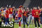 14.07.2024, Fussball UEFA EURO 2024, Finale im Berliner Olympiastadion, Spanien - England, Spanien ist Europameister,  Lamine Yamal (li, Spanien) nach der Siegerehrung auf dem Platz mit Cowboyhut in den Landesfarben auf dem Kopf. daneben seine Freundin Alex Padilla (Schwarze Jeans, lange Haare) 
