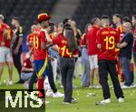 14.07.2024, Fussball UEFA EURO 2024, Finale im Berliner Olympiastadion, Spanien - England, Spanien ist Europameister,  Lamine Yamal (li, Spanien) nach der Siegerehrung auf dem Platz mit Cowboyhut in den Landesfarben auf dem Kopf. daneben seine Freundin Alex Padilla (Schwarze Jeans, lange Haare) 
