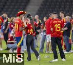 14.07.2024, Fussball UEFA EURO 2024, Finale im Berliner Olympiastadion, Spanien - England, Spanien ist Europameister,  Lamine Yamal (li, Spanien) nach der Siegerehrung auf dem Platz mit Cowboyhut in den Landesfarben auf dem Kopf. daneben seine Freundin Alex Padilla (Schwarze Jeans, lange Haare) 
