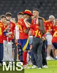 14.07.2024, Fussball UEFA EURO 2024, Finale im Berliner Olympiastadion, Spanien - England, Spanien ist Europameister,  Lamine Yamal (li, Spanien) nach der Siegerehrung auf dem Platz mit Cowboyhut in den Landesfarben auf dem Kopf. daneben seine Freundin Alex Padilla (Schwarze Jeans, lange Haare) 
