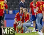 14.07.2024, Fussball UEFA EURO 2024, Finale im Berliner Olympiastadion, Spanien - England, Spanien ist Europameister,  Dani Olmo (Spanien) mit Pokal und Frau Laura Abla Schmitt