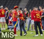 14.07.2024, Fussball UEFA EURO 2024, Finale im Berliner Olympiastadion, Spanien - England, Spanien ist Europameister,  Lamine Yamal (li, Spanien) nach der Siegerehrung auf dem Platz mit Cowboyhut in den Landesfarben auf dem Kopf. daneben seine Freundin Alex Padilla (Schwarze Jeans, lange Haare) 
