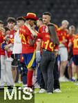 14.07.2024, Fussball UEFA EURO 2024, Finale im Berliner Olympiastadion, Spanien - England, Spanien ist Europameister,  Lamine Yamal (li, Spanien) nach der Siegerehrung auf dem Platz mit Cowboyhut in den Landesfarben auf dem Kopf. daneben seine Freundin Alex Padilla (Schwarze Jeans, lange Haare) 
