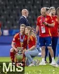 14.07.2024, Fussball UEFA EURO 2024, Finale im Berliner Olympiastadion, Spanien - England, Spanien ist Europameister,  Dani Olmo (Spanien) mit Pokal und Frau Laura Abla Schmitt