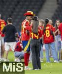 14.07.2024, Fussball UEFA EURO 2024, Finale im Berliner Olympiastadion, Spanien - England, Spanien ist Europameister,  Lamine Yamal (li, Spanien) nach der Siegerehrung auf dem Platz mit Cowboyhut in den Landesfarben auf dem Kopf. daneben seine Freundin Alex Padilla (Schwarze Jeans, lange Haare) 
