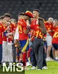 14.07.2024, Fussball UEFA EURO 2024, Finale im Berliner Olympiastadion, Spanien - England, Spanien ist Europameister,  Lamine Yamal (li, Spanien) nach der Siegerehrung auf dem Platz mit Cowboyhut in den Landesfarben auf dem Kopf. daneben seine Freundin Alex Padilla (Schwarze Jeans, lange Haare) 
