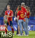 14.07.2024, Fussball UEFA EURO 2024, Finale im Berliner Olympiastadion, Spanien - England, Spanien ist Europameister,  Dani Olmo (Spanien) mit Pokal 