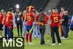 14.07.2024, Fussball UEFA EURO 2024, Finale im Berliner Olympiastadion, Spanien - England, Spanien ist Europameister,  Lamine Yamal (li, Spanien) nach der Siegerehrung auf dem Platz mit Cowboyhut in den Landesfarben auf dem Kopf. daneben seine Freundin Alex Padilla (Schwarze Jeans, lange Haare) 
