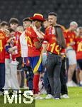 14.07.2024, Fussball UEFA EURO 2024, Finale im Berliner Olympiastadion, Spanien - England, Spanien ist Europameister,  Lamine Yamal (li, Spanien) nach der Siegerehrung auf dem Platz mit Cowboyhut in den Landesfarben auf dem Kopf. daneben seine Freundin Alex Padilla (Schwarze Jeans, lange Haare) 
