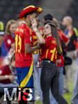 14.07.2024, Fussball UEFA EURO 2024, Finale im Berliner Olympiastadion, Spanien - England, Spanien ist Europameister,  Lamine Yamal (li, Spanien) nach der Siegerehrung auf dem Platz mit Cowboyhut in den Landesfarben auf dem Kopf. daneben seine Freundin Alex Padilla (Schwarze Jeans, lange Haare) 
