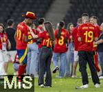 14.07.2024, Fussball UEFA EURO 2024, Finale im Berliner Olympiastadion, Spanien - England, Spanien ist Europameister,  Lamine Yamal (li, Spanien) nach der Siegerehrung auf dem Platz mit Cowboyhut in den Landesfarben auf dem Kopf. daneben seine Freundin Alex Padilla (Schwarze Jeans, lange Haare) 
