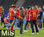 14.07.2024, Fussball UEFA EURO 2024, Finale im Berliner Olympiastadion, Spanien - England, Spanien ist Europameister,  Lamine Yamal (li, Spanien) nach der Siegerehrung auf dem Platz mit Cowboyhut in den Landesfarben auf dem Kopf. daneben seine Freundin Alex Padilla (Schwarze Jeans, lange Haare) 
