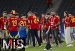 14.07.2024, Fussball UEFA EURO 2024, Finale im Berliner Olympiastadion, Spanien - England, Spanien ist Europameister,  Lamine Yamal (li, Spanien) nach der Siegerehrung auf dem Platz mit Cowboyhut in den Landesfarben auf dem Kopf. daneben seine Freundin Alex Padilla (Schwarze Jeans, lange Haare)
