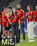 14.07.2024, Fussball UEFA EURO 2024, Finale im Berliner Olympiastadion, Spanien - England, Spanien ist Europameister,  nach der Siegerehrung, Freundin von Lamine Yamal (Spanien), Alex Padilla (mitte, Schwarze Jeans, lange Haare) auf dem Platz
