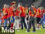 14.07.2024, Fussball UEFA EURO 2024, Finale im Berliner Olympiastadion, Spanien - England, Spanien ist Europameister,  Lamine Yamal (li, Spanien) nach der Siegerehrung auf dem Platz mit Cowboyhut in den Landesfarben auf dem Kopf. daneben seine Freundin Alex Padilla (Schwarze Jeans, lange Haare)
