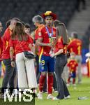 14.07.2024, Fussball UEFA EURO 2024, Finale im Berliner Olympiastadion, Spanien - England, Spanien ist Europameister,  Lamine Yamal (li, Spanien) nach der Siegerehrung auf dem Platz mit Cowboyhut in den Landesfarben auf dem Kopf. daneben seine Freundin Alex Padilla (Schwarze Jeans, lange Haare)
