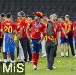 14.07.2024, Fussball UEFA EURO 2024, Finale im Berliner Olympiastadion, Spanien - England, Spanien ist Europameister,  Lamine Yamal (li, Spanien) nach der Siegerehrung auf dem Platz mit Cowboyhut in den Landesfarben auf dem Kopf. daneben seine Freundin Alex Padilla (Schwarze Jeans, lange Haare)
