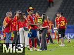 14.07.2024, Fussball UEFA EURO 2024, Finale im Berliner Olympiastadion, Spanien - England, Spanien ist Europameister,  Lamine Yamal (li, Spanien) nach der Siegerehrung auf dem Platz mit Cowboyhut in den Landesfarben auf dem Kopf. daneben seine Freundin Alex Padilla (Schwarze Jeans, lange Haare)
