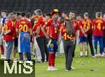 14.07.2024, Fussball UEFA EURO 2024, Finale im Berliner Olympiastadion, Spanien - England, Spanien ist Europameister,  Lamine Yamal (li, Spanien) nach der Siegerehrung auf dem Platz mit Cowboyhut in den Landesfarben auf dem Kopf. daneben seine Freundin Alex Padilla (Schwarze Jeans, lange Haare) 
