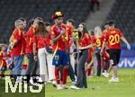 14.07.2024, Fussball UEFA EURO 2024, Finale im Berliner Olympiastadion, Spanien - England, Spanien ist Europameister,  Lamine Yamal (li, Spanien) nach der Siegerehrung auf dem Platz mit Cowboyhut in den Landesfarben auf dem Kopf. daneben seine Freundin Alex Padilla (Schwarze Jeans, lange Haare)
