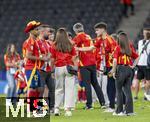 14.07.2024, Fussball UEFA EURO 2024, Finale im Berliner Olympiastadion, Spanien - England, Spanien ist Europameister,  Lamine Yamal (li, Spanien) nach der Siegerehrung auf dem Platz mit Cowboyhut in den Landesfarben auf dem Kopf. daneben seine Freundin Alex Padilla (Schwarze Jeans, lange Haare)
