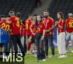 14.07.2024, Fussball UEFA EURO 2024, Finale im Berliner Olympiastadion, Spanien - England, Spanien ist Europameister,  nach der Siegerehrung, Freundin von Lamine Yamal (Spanien), Alex Padilla (mitte, Schwarze Jeans, lange Haare) auf dem Platz
