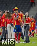 14.07.2024, Fussball UEFA EURO 2024, Finale im Berliner Olympiastadion, Spanien - England, Spanien ist Europameister,  Lamine Yamal (li, Spanien) nach der Siegerehrung auf dem Platz mit Cowboyhut in den Landesfarben auf dem Kopf. daneben seine Freundin Alex Padilla (Schwarze Jeans, lange Haare)
