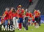 14.07.2024, Fussball UEFA EURO 2024, Finale im Berliner Olympiastadion, Spanien - England, Spanien ist Europameister,  Lamine Yamal (li, Spanien) nach der Siegerehrung auf dem Platz mit Cowboyhut in den Landesfarben auf dem Kopf. daneben seine Freundin Alex Padilla (Schwarze Jeans, lange Haare)
