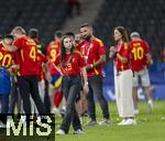 14.07.2024, Fussball UEFA EURO 2024, Finale im Berliner Olympiastadion, Spanien - England, Spanien ist Europameister,  nach der Siegerehrung, Freundin von Lamine Yamal (Spanien), Alex Padilla (mitte, Schwarze Jeans, lange Haare) auf dem Platz
