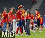 14.07.2024, Fussball UEFA EURO 2024, Finale im Berliner Olympiastadion, Spanien - England, Spanien ist Europameister,  Lamine Yamal (li, Spanien) nach der Siegerehrung auf dem Platz mit Cowboyhut in den Landesfarben auf dem Kopf. daneben seine Freundin Alex Padilla (Schwarze Jeans, lange Haare)
