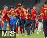 14.07.2024, Fussball UEFA EURO 2024, Finale im Berliner Olympiastadion, Spanien - England, Spanien ist Europameister,  Lamine Yamal (li, Spanien) nach der Siegerehrung auf dem Platz mit Cowboyhut in den Landesfarben auf dem Kopf. daneben seine Freundin Alex Padilla (Schwarze Jeans, lange Haare)
