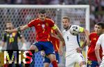 14.07.2024, Fussball UEFA EURO 2024, Finale im Berliner Olympiastadion, Spanien - England, v.li: Alvaro Morata (Spanien) gegen Harry Kane (England) 
