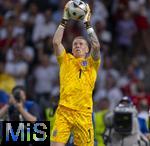 14.07.2024, Fussball UEFA EURO 2024, Finale im Berliner Olympiastadion, Spanien - England, Torwart Jordan Pickford (England) hat den Ball 
