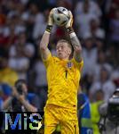 14.07.2024, Fussball UEFA EURO 2024, Finale im Berliner Olympiastadion, Spanien - England, Torwart Jordan Pickford (England) hat den Ball 
