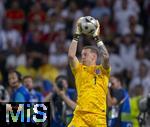 14.07.2024, Fussball UEFA EURO 2024, Finale im Berliner Olympiastadion, Spanien - England, Torwart Jordan Pickford (England) hat den Ball 
