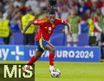 14.07.2024, Fussball UEFA EURO 2024, Finale im Berliner Olympiastadion, Spanien - England, Nico Williams (Spanien) am Ball 
